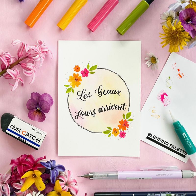 Brushlettering : message "Les beaux jours arrivent" et une composition florale colorée