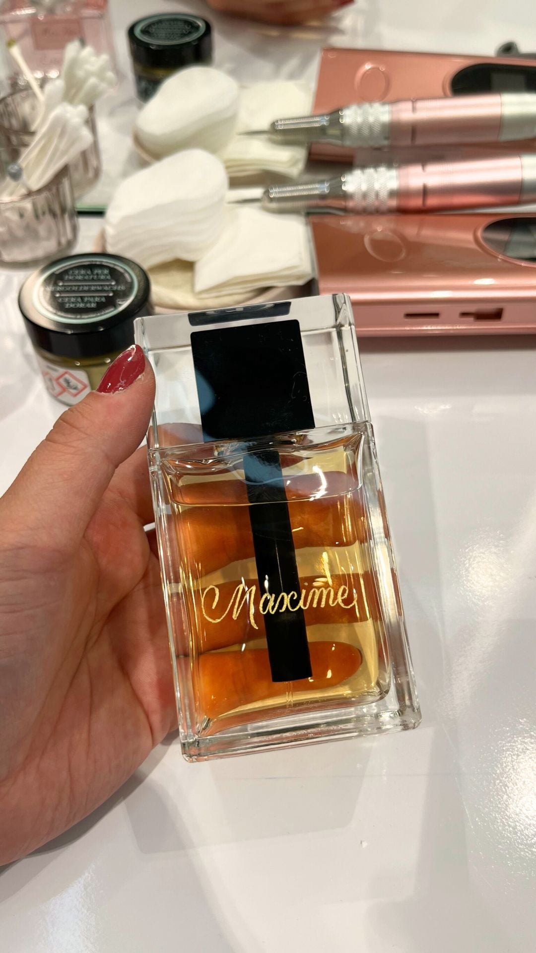 Photo d'un parfum pour homme avec le prénom "Maxime" gravé sur le flacon