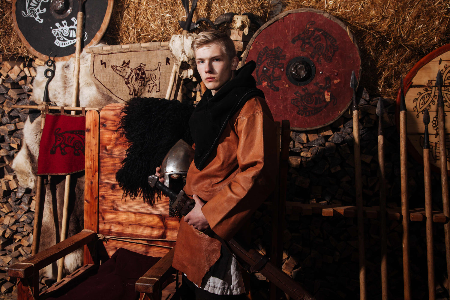 homme viking se tenant devant son siège et ses boucliers
