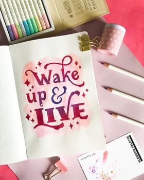 Lettering représentant la phrase "Wake-up & Live" - crayons de couleur Irojiten