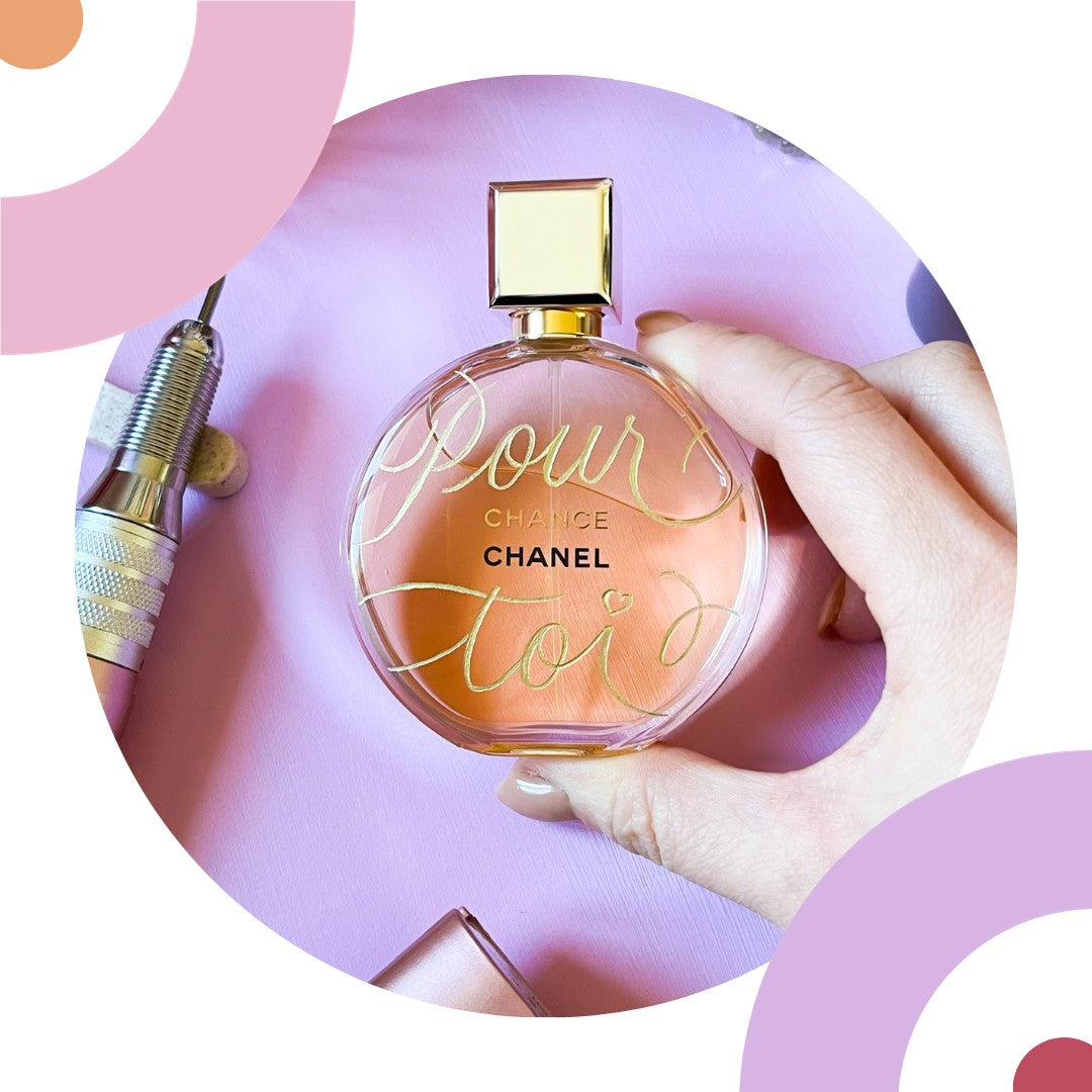 Parfum Chanel gravé avec le message "Pour Toi"